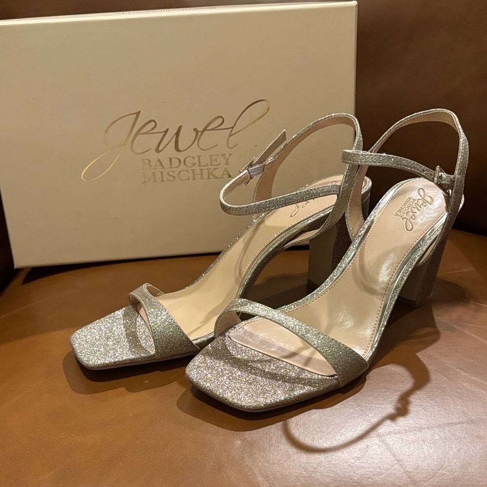 NIB Jewel Badgley Mischka Women's Gold Heels size 9